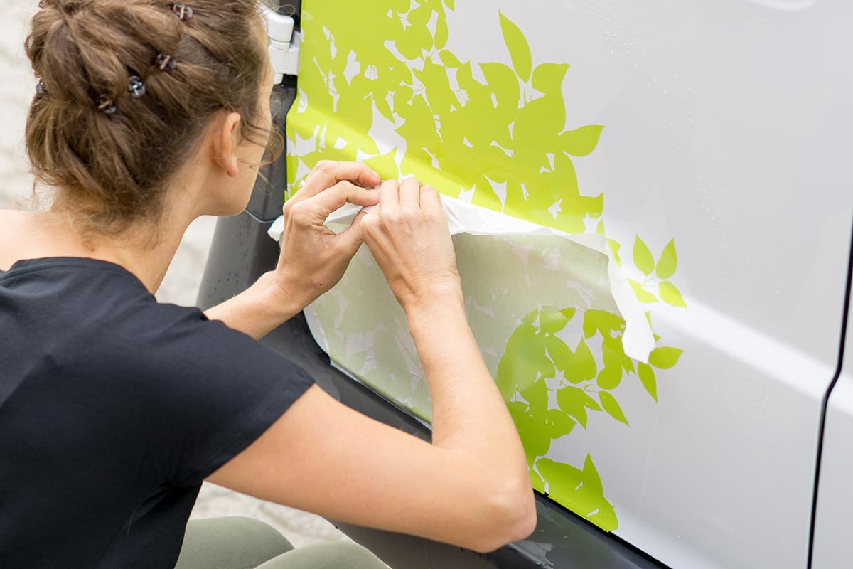 Individuelle Werbebeschriftung von Erdmann-Medien – Fahrzeugbeschriftung, Banner und Schilder