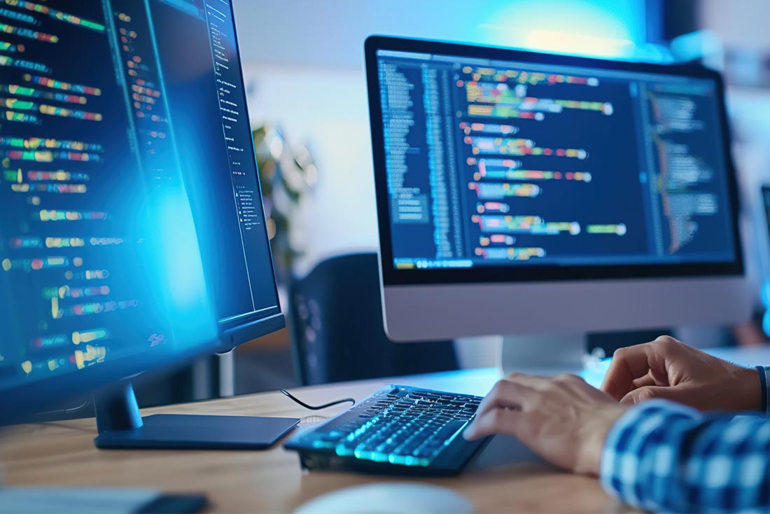 Webentwickler arbeitet an der Programmierung und Umsetzung einer professionellen Website.